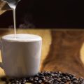 Milchaufschäumer und Dampflanze: So gelingt perfekter Milchschaum