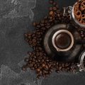 Schwarzwälder Kirschtorte neu interpretiert: Mit Espresso und Kaffeebohnen