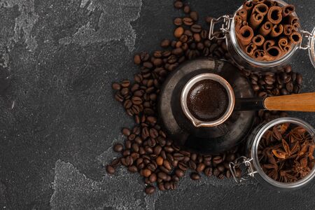 Schwarzwälder Kirschtorte neu interpretiert: Mit Espresso und Kaffeebohnen