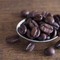 Nachhaltigkeit in der Kaffeeröstung: Industrielle Massstäbe versus handwerkliche Prinzipien