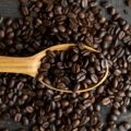 Vergleich der verschiedenen Entkoffeinierungsverfahren: Chemisch, Wasser, CO₂ und Swiss Water Process