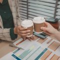 Frisch geröstete Bohnen und ihre Extraktionseigenschaften im deutschen Barista-Alltag