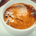 Kaffeedrinks für jede Jahreszeit: Heiße Wintergetränke und erfrischende Sommerkreationen