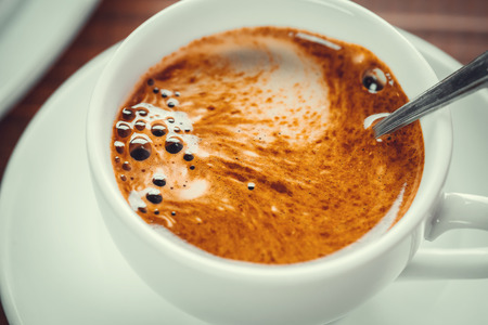 Kaffeedrinks für jede Jahreszeit: Heiße Wintergetränke und erfrischende Sommerkreationen