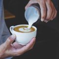 Die Kunst des Milchaufschäumens: Praktische Schulungen für Latte Art und Cappuccino