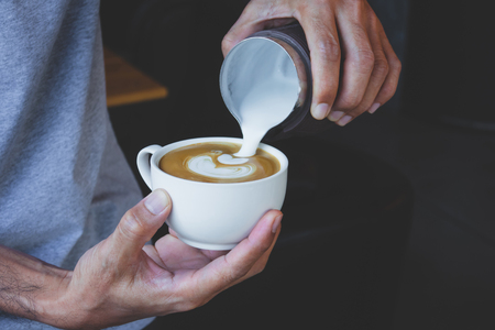 Die Kunst des Milchaufschäumens: Praktische Schulungen für Latte Art und Cappuccino