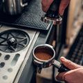 Unterschiede zwischen Bio-Kaffee und Fair-Trade-Kaffee: Was bedeuten die Siegel wirklich?