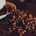 Kaffee, Schlaf und die deutsche Arbeitswelt: Produktivität versus Erholung