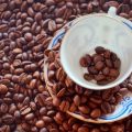 Kaffeedrinks mit Gewürzen: Neue Geschmackserlebnisse mit Zimt, Kardamom und Vanille