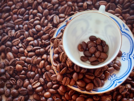 Kaffeedrinks mit Gewürzen: Neue Geschmackserlebnisse mit Zimt, Kardamom und Vanille