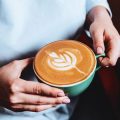 Koffeinkonsum und Jugend: Trends, Risiken und Aufklärung in deutschen Schulen