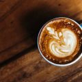 Gesundheitliche Aspekte von Cold Brew und Eiskaffee: Koffeingehalt, Kalorien und Ernährungstipps