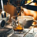 Arbeitsbedingungen in der Kaffeerösterei: Industriearbeit versus handwerkliche Produktion