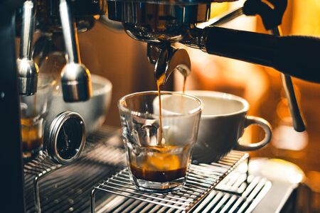 Arbeitsbedingungen in der Kaffeerösterei: Industriearbeit versus handwerkliche Produktion