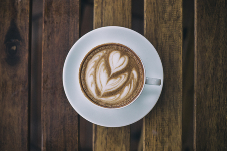 Die Reise des Kaffeepulvers: Vom Grob- zum Feinmahlen